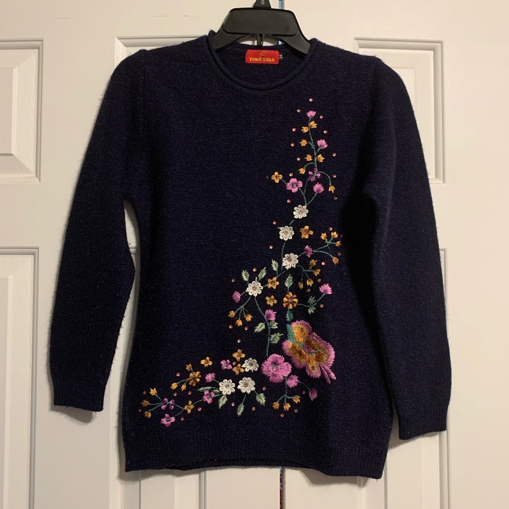 Woman’s sweater size Xs